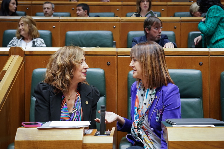 Olatz Garamendi e Idoia Mendia charlan en el Parlamento de Gasteiz. 