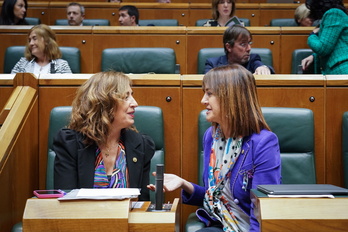 Olatz Garamendi e Idoia Mendia charlan en el Parlamento de Gasteiz. 