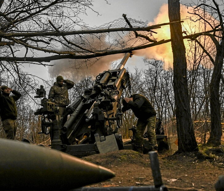 Tropas ucranianas atacan con artillería posiciones rusas en la ciudad de Bajmut.