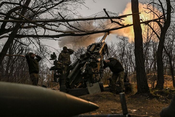 Tropas ucranianas atacan con artillería posiciones rusas en la ciudad de Bajmut. 