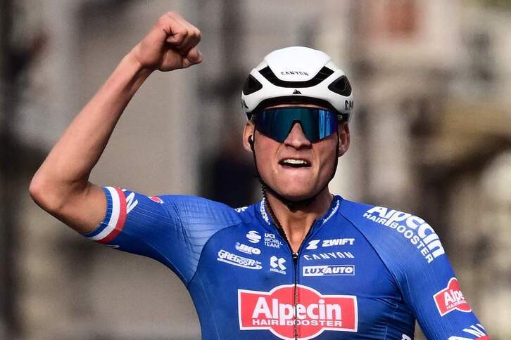 Van der Poel celebra el triunfo en la Milán San Remo. 