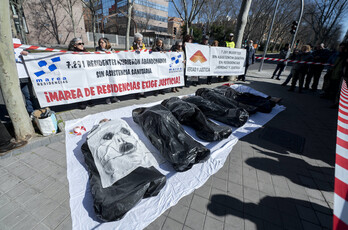 Performance ante la Asamblea de Madrid para denunciar las muertes de personas abandonadas en residencias.