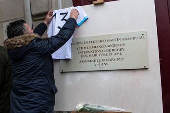 Amigos y familiares han colocado una placa en su recuerdo en el bulevar Saint-Germain.