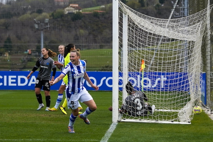 Franssi celebra su segundo gol, tercero de la Real, que llegaba justo antes de la media hora.