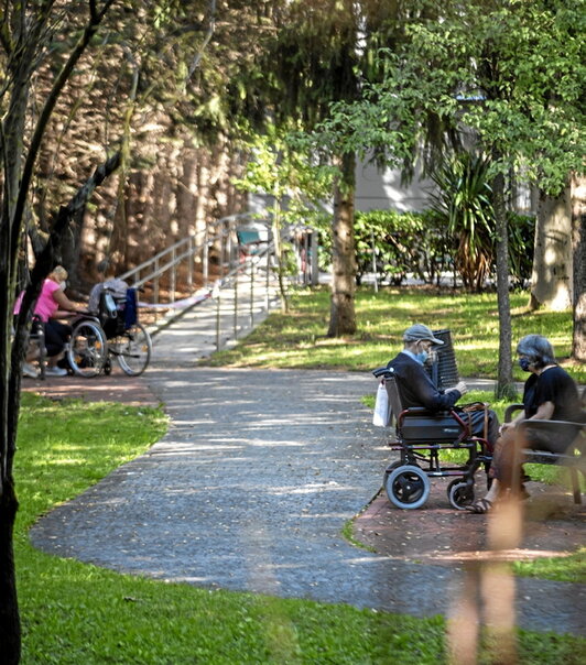 Personas mayores junto a familiares.