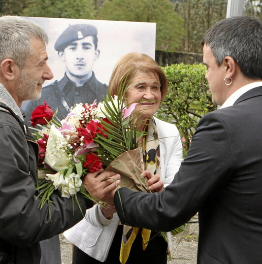 El alcalde con familiares de Pedro Asua.