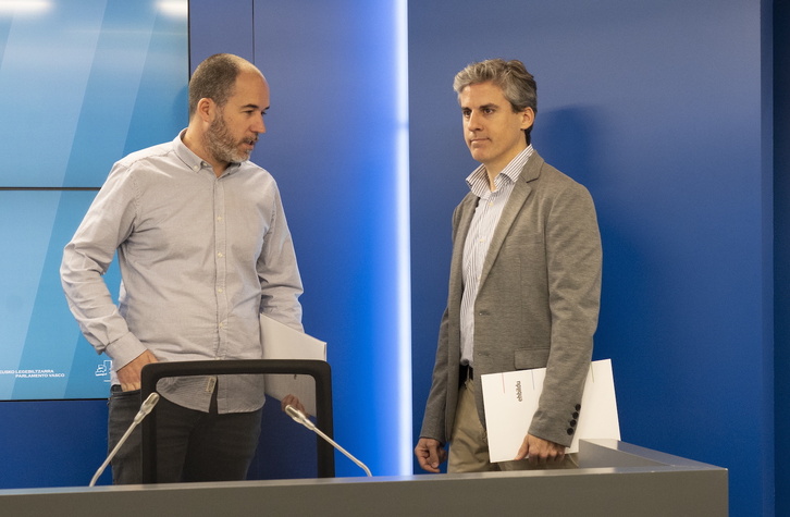 Los parlamentarios Josu Estarrona y Unai Fernández de Betoño, cuando hicieron pública la denuncia de lo ocurrido.