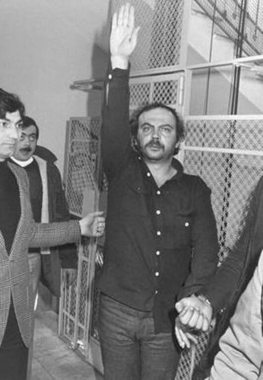 Concutelli hace el saludo fascista tras su detención en 1977.