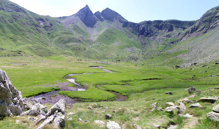 Canal Roya, entre los valles pirenaicos del Aragón y de Tena.