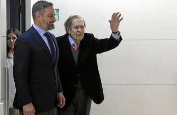 El presidente de Vox, Santiago Abascal, y el candidato de la moción de censura, Ramón Tamames, a su llegada a una comparecencia en el Congreso de los Diputados, el 16 de marzo de 2023, en Madrid.