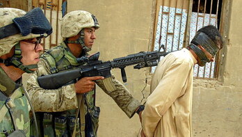 Soldados estadounidenses detienen a un hombre en Faluya, en noviembre de 2004.