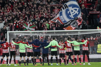 Jugadores del Athletic celebran la victoria contra el Espanyol en San Mamés en Copa.