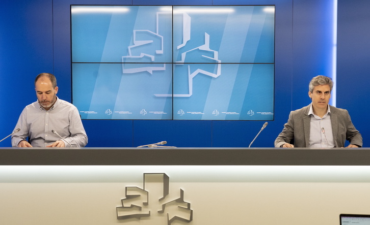 Josu Estarrona, el parlamentario que ha llevado el tema a la Cámara, y el denunciante, Unai Fernández de Betoño