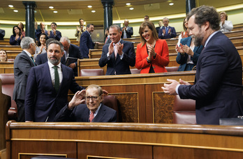 Los diputados de Vox aplauden a Ramón Tamames tras su intervención desde el escaño de Santiago Abascal.