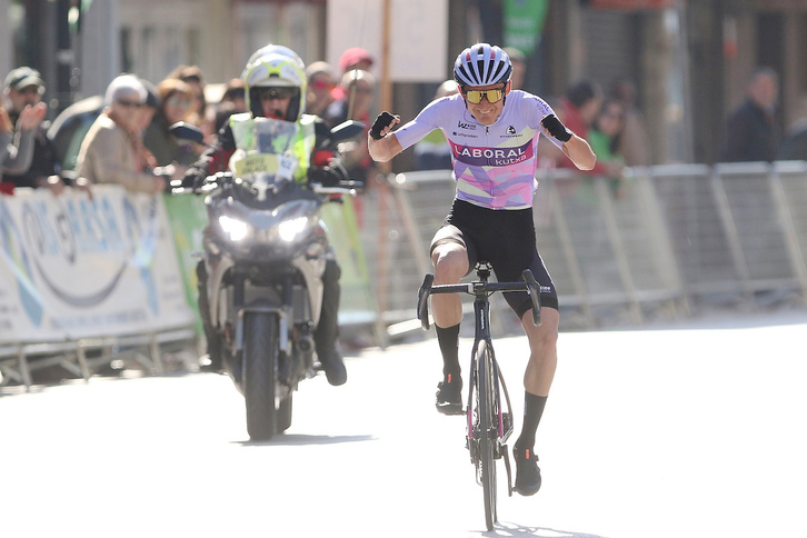 Ander Ganzabal celebra su primera victoria como ciclista en Colindres.