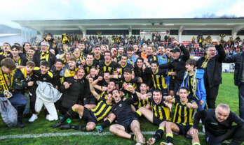 Jugadores del Barakaldo celebran el ascenso a Segunda Federación.