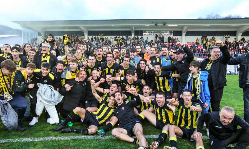 La plantilla del Barakaldo celebra con los aficionados el ascenso. (@BarakaldoCF) La plantilla del Barakaldo celebra con los aficionados el ascenso. (@BarakaldoCF)