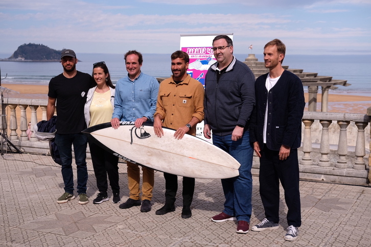 Aritz Aranburu surflari eta sustatzailea antolatzaileekin batera.