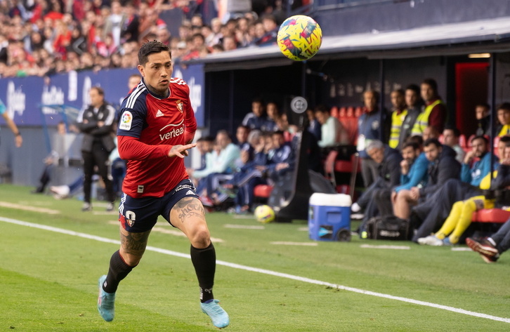 Chimy Ávila corre a por el balon en el partido ante el Villarreal. 