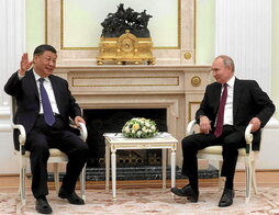 El presidente chino, Xi Jinping, con su homólogo ruso, Vladimir Putin, en el Kremlin.