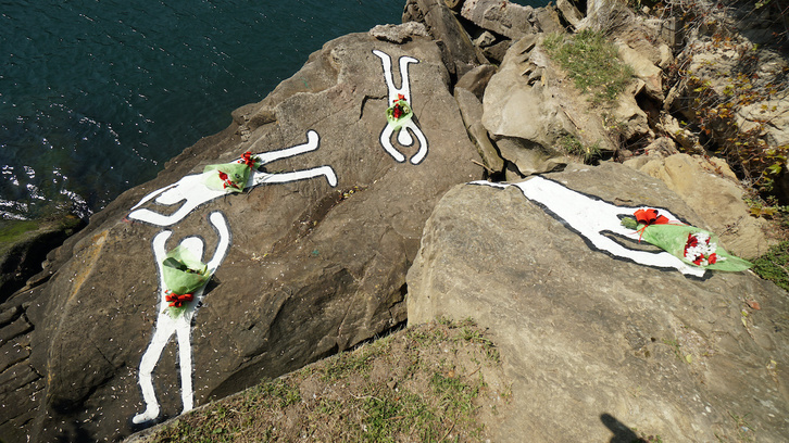 Ramos de flores por los cuatro militantes muertos a tiros en estas rocas de Donibane Pasaia, en un acto de recuerdo y denuncia en 2021.