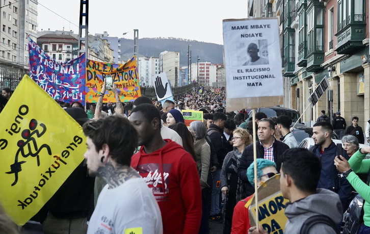 Centenares de personas se han manifestado en Bilbo contra el racismo.