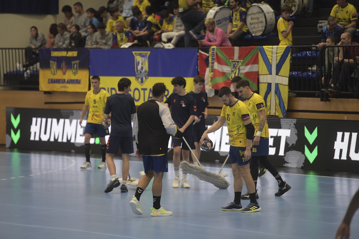 Los empleados de Artaleku intentan secar la pista. (Jon URBE/FOKU)