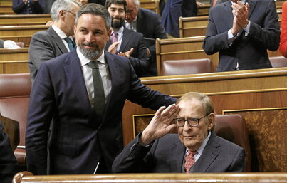 El candidato de la moción de censura, Ramón Tamames, con el proponente, Santiago Abascal.