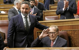 El candidato de la moción de censura, Ramón Tamames, con el proponente, Santiago Abascal.