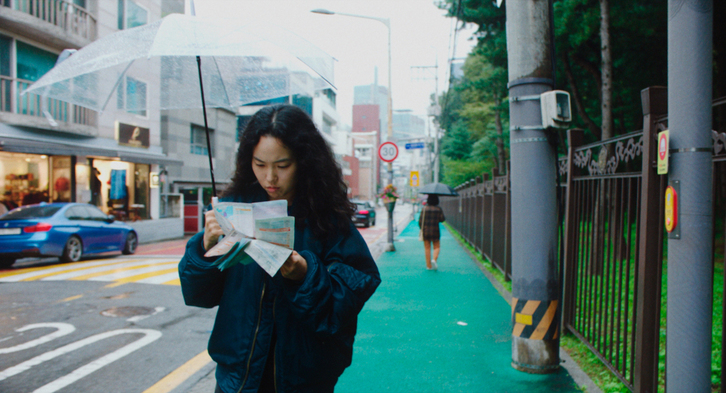 La actriz no profesional Park-Ji Min con su callejero de la ciudad de Seúl.