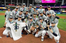 Los jugadores de Japón celebran el título.