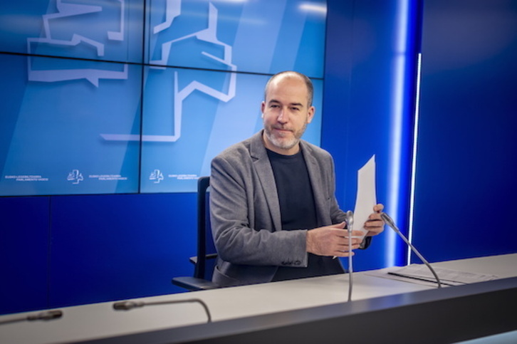 El parlamentario de EH Bildu Josu Estarrona presentó la proposición de ley.