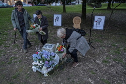 Ramos de flores recordando a los cuatro militantes muertos a tiros en estas rocas de Donibane Pasaia, en un acto de recuerdo y denuncia en 2021.