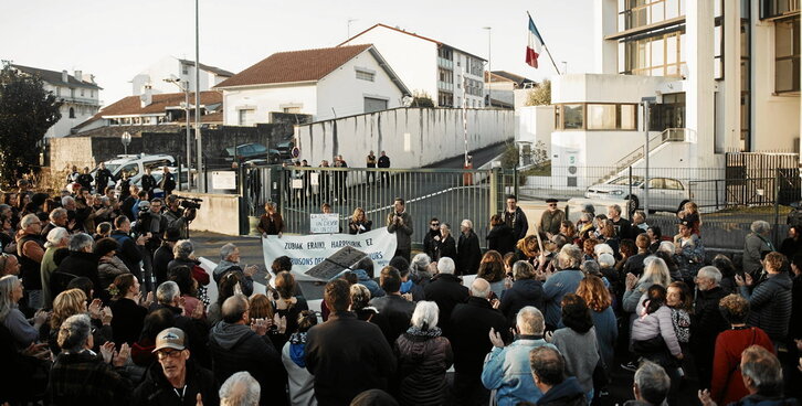 Hiru herritarrak ordu gutxiren buruan aske utzi bazituzten ere, protesta ekintza egin zen.