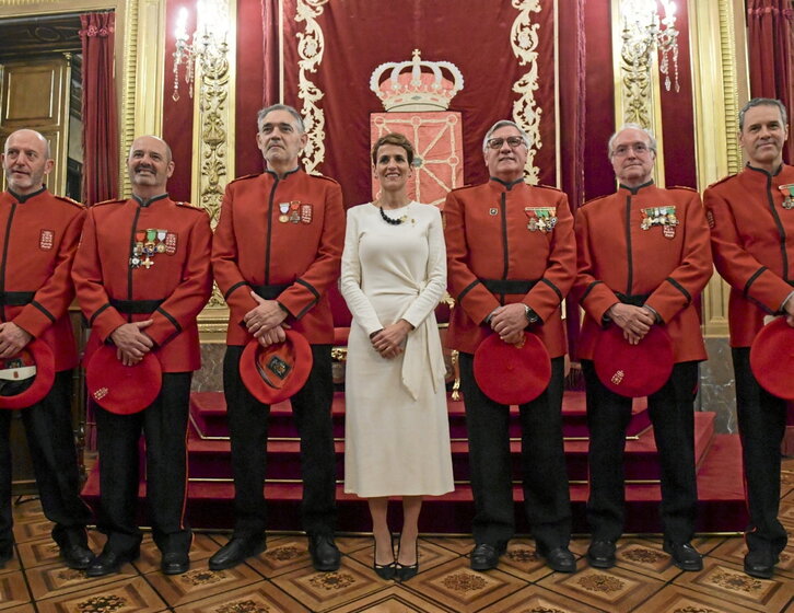 Chivite posa con varios mandos de la Policía Foral.