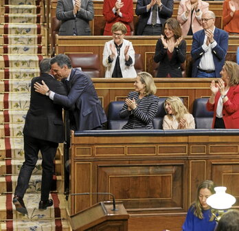 Sánchez abraza a López tras su intervención.
