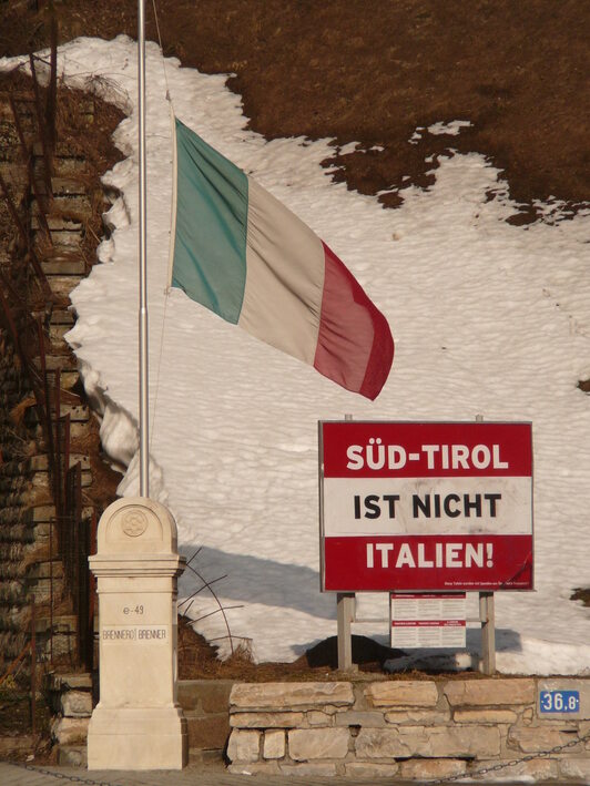 «Tirol del Sur no es Italia», cartel en la misma frontera que evoca aquella asimilación de hace un siglo.