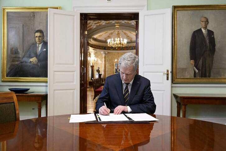 El presidente de Finlandia firma las leyes de ingreso del país en la OTAN.