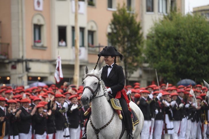 Joan den udako Irungo alarde parekidea, udaletxera iristean.