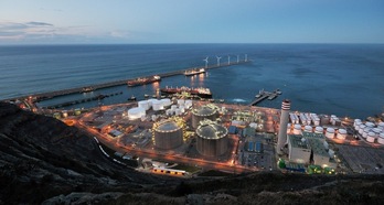 Un buque metanero descarga gas en las instalaciones de Bahía Bizkaia Gas del puerto de Santurtzi, donde dispone de tres tanques de 150.000 m3 cada uno. 