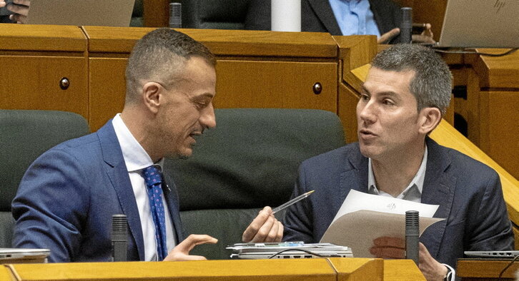 Ekain Rico (PSE), junto a Arkaitz Rodríguez (EH Bildu), en la Cámara de Gasteiz.