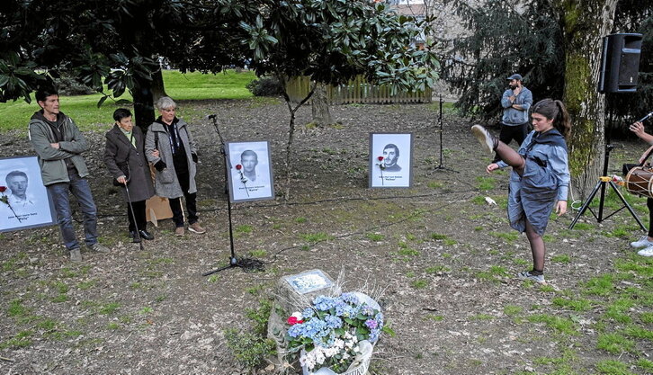 Pello Aizpuru, beste senide batzuekin, Pasaiako sarraskiaren 39. urteurreneko lore eskaintzan, asteazkenean Azpeitian.