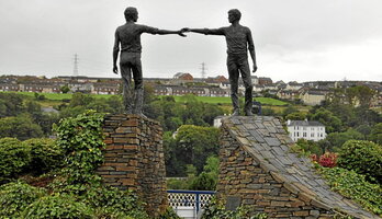 Escultura en Derry de Hands Across the Divide que simboliza la reconciliación entre los dos bandos.
