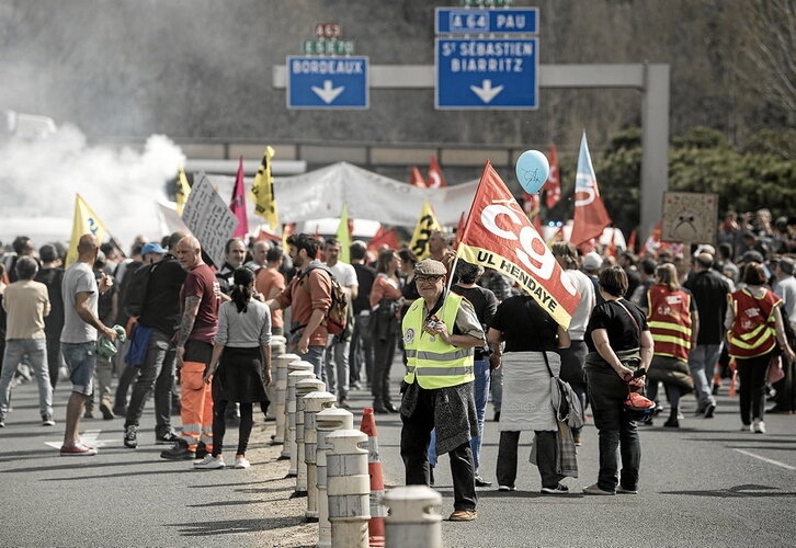 La marcha discurrió tranquila hasta que se topó con el cordón policial cerca del acceso a la A63.