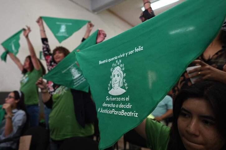 Mujeres siguen las audiencias en la Facultad de Jurisprudencia de la Universidad de El Salvador.