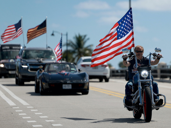 Seguidores de Trump, movilizados este jueves ante su residencia en Florida.