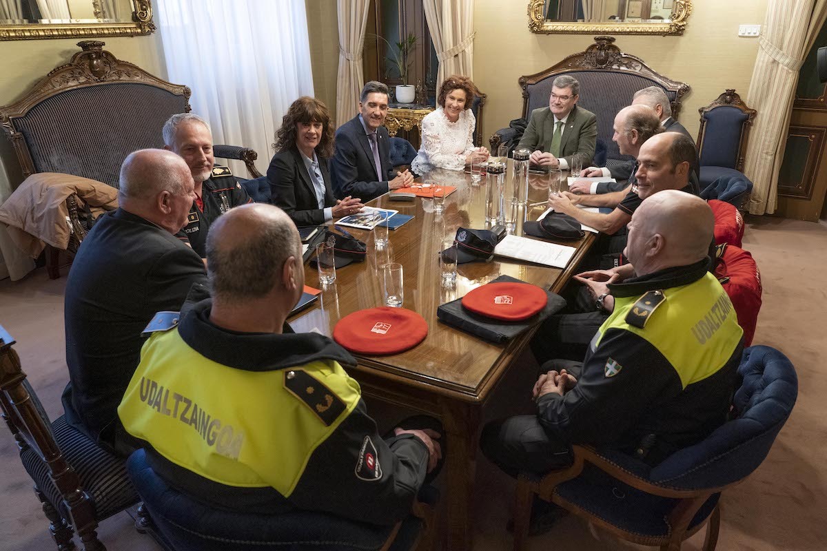 Mesa conjunta de Seguridad entre la Ertzaintza y la Policía Municipal de Bilbo, presidida por el alcalde Juan Mari Aburto. (BILBOKO UDALA)