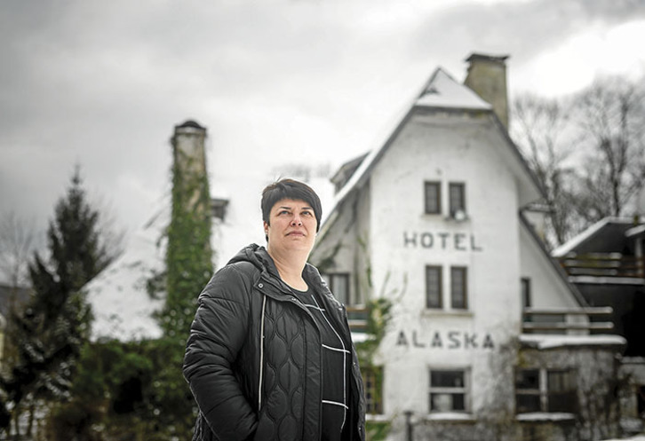 Castillo Suarez, Alaska Hotelaren aurrean. Duela bi urte idatzitako poemak bildu ditu idazle altsasuarrak “Alaska” liburuan (Elkar, 2023). Narrazio labur batekin eman die sarrera olerkiei.Argazkia: Jaizki Fontaneda | FOKU