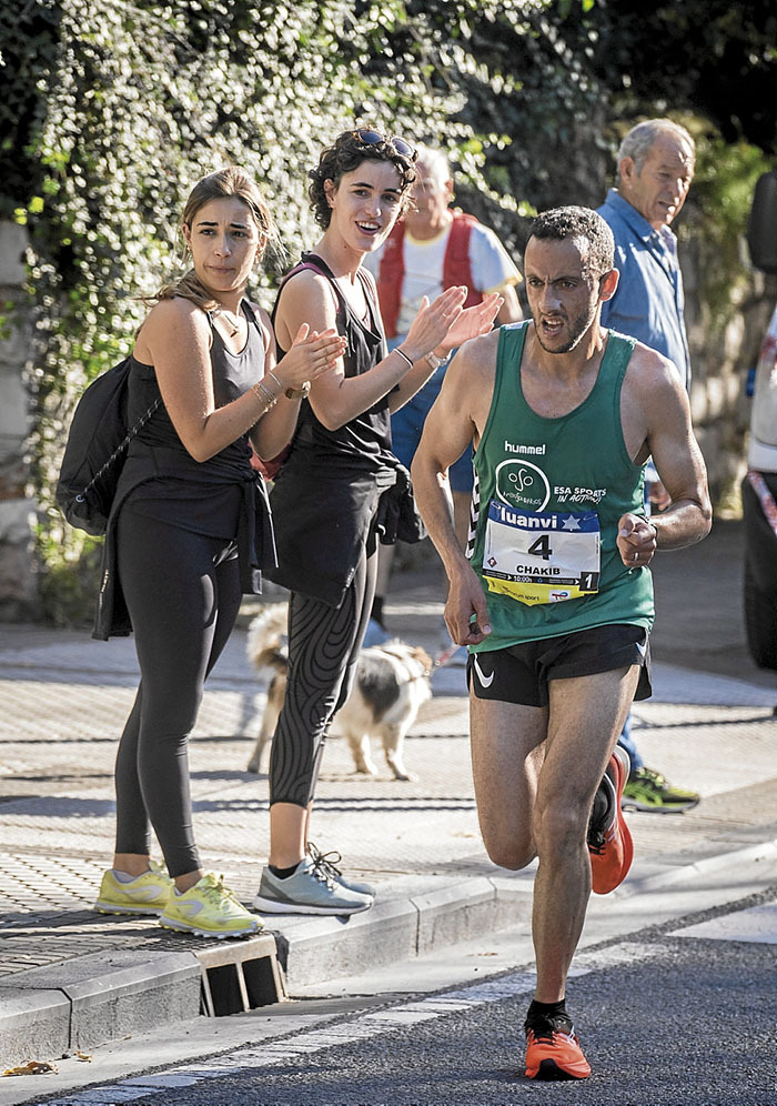 Chakib Lachgar, actual campeón de Euskadi de cross, durante la última Behobia. Él fue el ganador en la edición de 2019.
