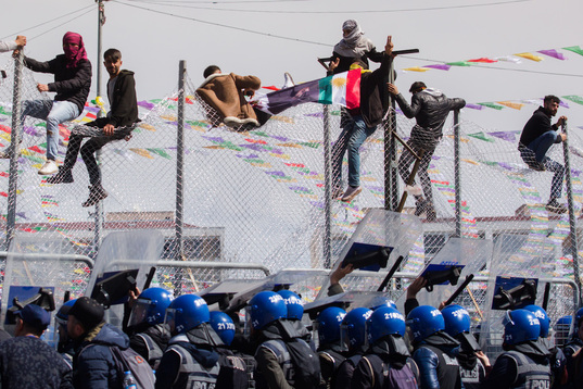 Percibida como una provocación, la presencia de la policía turca en el recinto de Newroz provocó la ira de los kurdos.